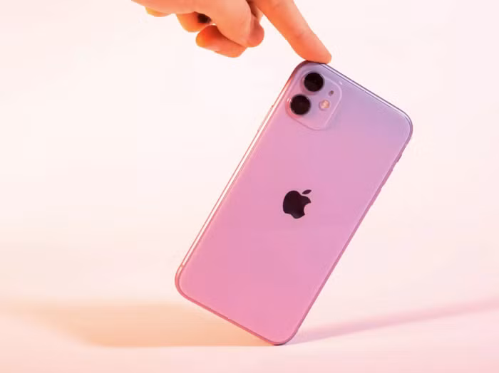 Theo nguồn tin từ @aaple_lab, chiếc iPhone 12 giá rẻ sẽ có 2 tùy chọn kích thước là 5.4 inch và 6.1 inch. Cả 2 đều trang bị màn hình LCD, công nghệ 4G LTE, chip A14 Bionic, RAM 4 GB và camera kép 12 MP.