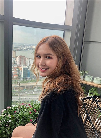 Cặp đôi này đã tổ chức lễ đính hôn cách đây chưa lâu, mặc dù chưa chính thức trở thành vợ chồng nhưng hình ảnh của Xoài Non đã luôn gắn liền với Xemesis dù xảy ra vấn đề gì.