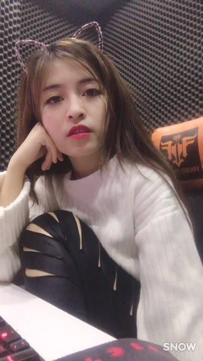 Cũng từ đó, thông qua một bức ảnh chụp "sống ảo" của QTV được lan truyền trong cộng đồng game thủ mà Raina nổi tiếng và được biết đến nhiều hơn.