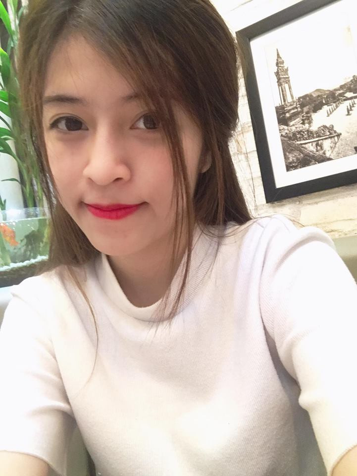 Raina, tên thật là Hương Giang, được biết đến là một streamer game, trước đây cô nàng thường xuyên live stream game tại QTV Center.