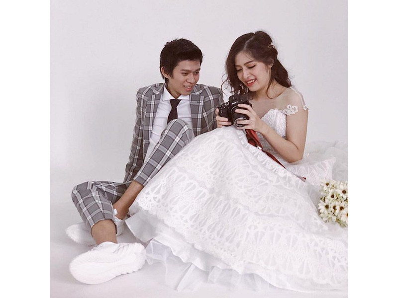 Cặp đôi Raina và QTV khá kín tiếng trong quá trình yêu đương của mình, chỉ khi đến hồi tháng 4/2018, nữ streamer Raina đăng hình ảnh mặc váy cưới mới khiến người hâm mộ lan truyền thông tin hai người sẽ làm đám cưới.