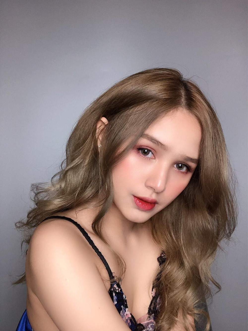 Thùy Trang sở hữu gương mặt xinh xắn, đôi mắt to tròn, sống mũi cao, làn da trắng và nụ cười tươi.