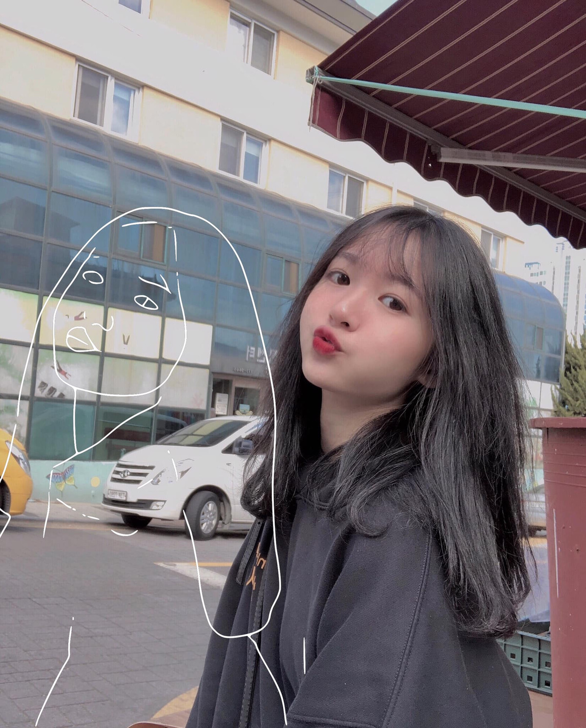 Dẫu vậy, cô nàng chỉ theo duy nhất 1 tài khoản trên Tik Tok là ADC. Ngược lại, Kim Chung cũng là 1 trong 2 người ADC theo dõi.