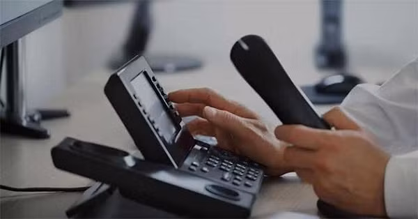 Dùng... điện thoại bàn: Nghe có vẻ khó tin nhưng dùng điện thoại bàn có thể giúp cải thiện đường truyền Internet khi bạn làm việc.