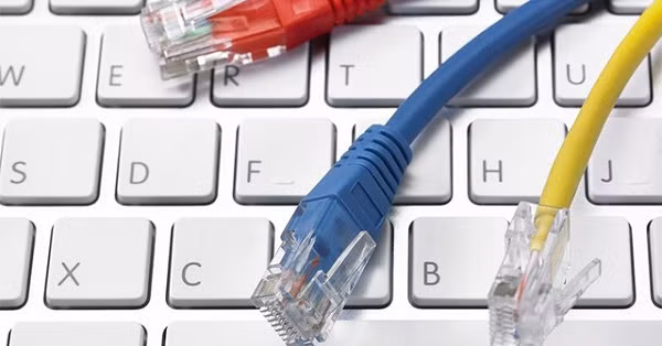 Trong trường hợp bạn đang cần Internet để hoàn thành một việc quan trọng, thì sử dụng cáp dây Ethernet thay vì Wi-Fi là phương án tối ưu. Ngoài ra nên tránh sử dụng các thiết bị mở rộng Wi-Fi vì có thể gây xung đột và nhiễu sóng.
