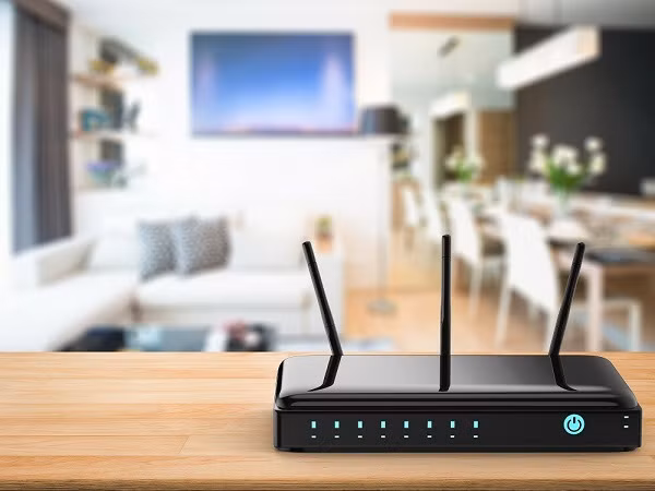 Đặt bộ định tuyến Wi-fi đúng vị trí: Việc đặt router Wi-fi gần các thiết bị có khả năng gây nhiễu sóng như điện thoại, dàn âm thanh, loa máy tính, máy chiếu và cả TV,... khiến đường truyền internet bị ảnh hưởng ít nhiều.