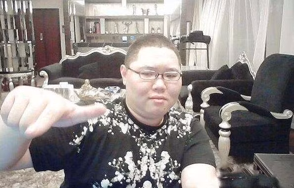 Nam streamer từng thỏa mãn đam mê của mình bằng cách "sưu tập" hàng loạt siêu xe đắt giá như: Ferrari 488 có giá khoảng 4 triệu tệ (khoảng 14 tỷ đồng), Audi R8 có giá khoảng 2 triệu tệ (khoảng 7 tỷ đồng) và chiếc Rolls-Royce Cullinan có giá gây "choáng váng" khoảng 10 triệu tệ (tương đương 35 tỷ đồng) được cựu tuyển thủ mới tậu gần đây.