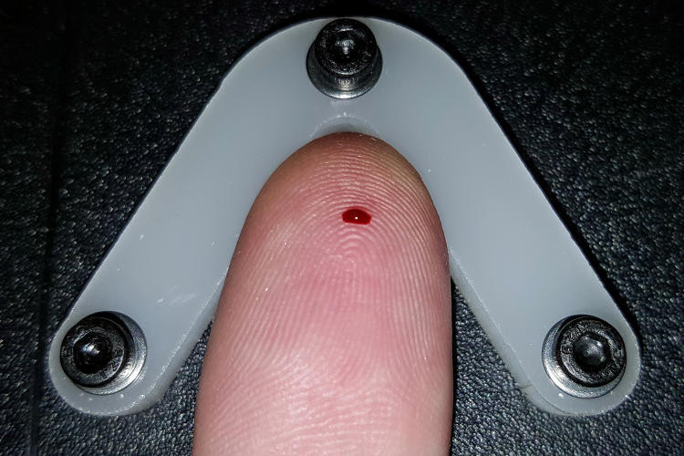 Một nhiệm vụ kỳ lạ nhưng đó là sự thật. Bạn chỉ cần để ngón tay vào vị trí xác định, sau đó khởi động con robot và nó sẽ sử dụng cánh tay bằng máy có gắn một cây kim để đâm vào ngón tay của bạn.