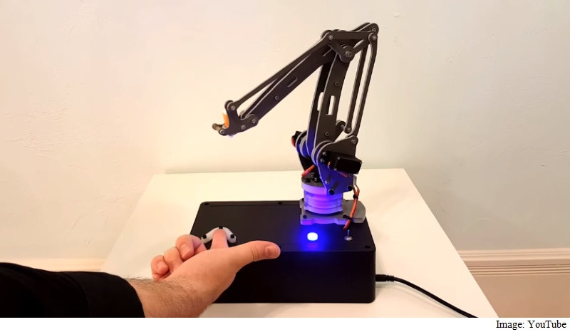 Tuy nhiên, các nhà khoa học tại California lại vừa chế tạo ra một con robot với mục đích là làm hại con người. Có vẻ như con robot này đã đi ngược lại với quy tắc mà Isaac Asimov đã đặt ra cho các nhà chế tạo robot.