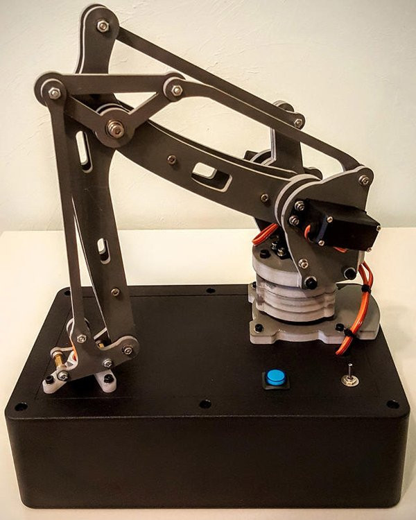 Tốc độ của con robot này rất nhanh, khiến cho bạn sẽ không kịp phản ứng để rút ngón tay lại. Kết quả là bạn sẽ bị nó đâm kim vào tay và chảy máu. Đó cũng là mục đích chính của ông Alexander Reben.