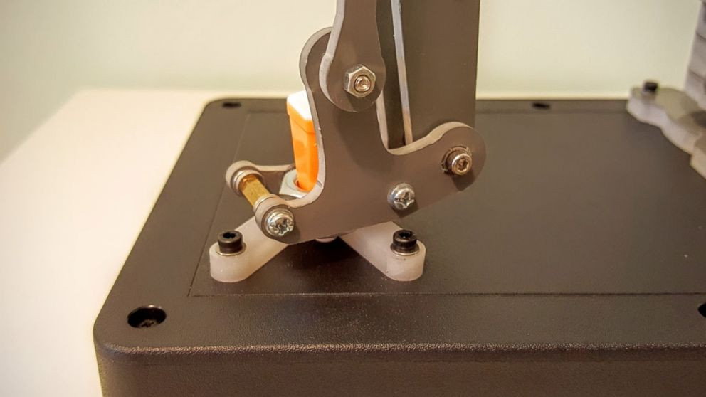 Người đã chế tạo ra con robot này là kỹ sư Alexander Reben, đến từ phòng thí nghiệm Stochastic, Berkeley, California. Ông đã chế tạo con robot với nhiệm vụ chính là đâm kim vào ngón tay của con người.