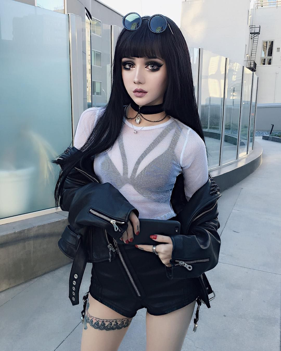 Thoạt nhìn, nhiều người không khỏi ngạc nhiên trước gương mặt và phong cách của nữ cosplayer, họ lầm tưởng rằng cô là búp bê Pháp.