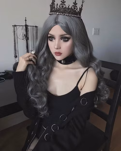 Ngoài làm cosplay, Kina còn tham gia làm người mẫu thời trang và thực hiện các clip hướng dẫn trang điểm trên YouTube. Mời quý độc giả đón xem thêm video “Hot girl thị phi” trở thành tỷ phú trẻ nhất thế giới - Nguồn: KÊNH VTC14