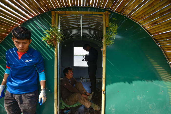 Những khoang hầm có thể tích trữ đồ đạc được. Bên cạnh đó, nhà cũng được thiết kế theo dạng module để đảm bảo nếu một module gặp sự cố thì nhà vẫn sẽ nổi