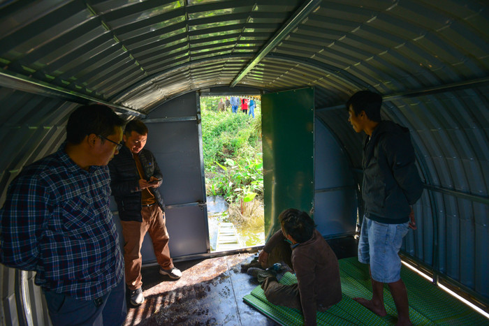 Anh Hiếu cho biết, nếu mỗi hộ dân được trang bị một module nhà tự nổi kích thước 4x4m này thì có khả năng mang 3,4 tấn hàng hoá và chứa 6-8 người thì sau không cần cứu trợ đồng bào lũ lụt nữa... Khi không có lũ tháo nóc úp ra thành sân phơi thóc, gieo mạ, sân chơi... không ảnh hưởng đến diện tích và mỹ quan.