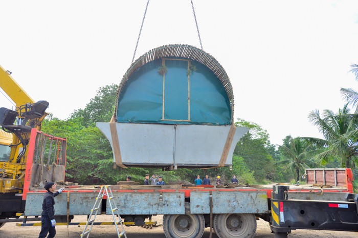 Ngôi nhà được sản xuất trên phương thức module. Sau khi lắp ghép, các module tạo thành một khối, có hầm để chứa đồ tích trữ chống lũ. Phần trên được lắp ghép bởi tôn tạo thành vòm có độ cao 1,9m có thể chứa đồ đạc.