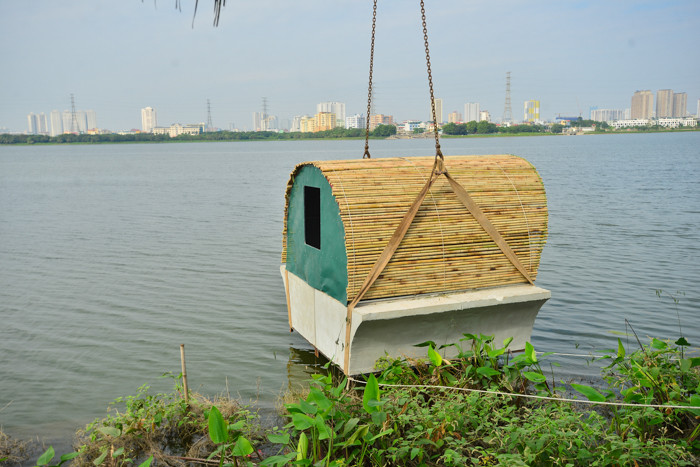 Để đảm bảo ngôi nhà có thể nổi, anh Hiếu cùng các cộng sự đã nghiên cứu và quyết định sử dụng bê tông tỷ trọng nhẹ hay bê tông bọt khí, gia cố bằng thép cường độ cao và lưới thép bảo vệ bên ngoài. Điều này giúp ngôi nhà vừa có thể nổi vừa đảm bảo sự kiên cố cho ngôi nhà.