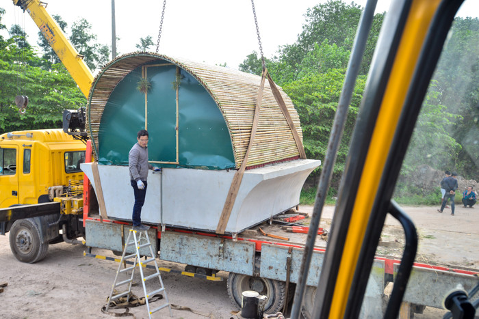 Để khắc phục việc trọng tâm cao. Anh Hiếu thử nghiệm dùng vật liệu bằng bê tông, hạ thấp và đặt trọng tâm ở dưới đáy nhà.