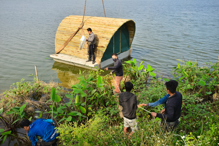 Để ngôi nhà thêm vững chắc, căn nhà được sử dụng cốt thép và thành bê tông dày 10-20cm.