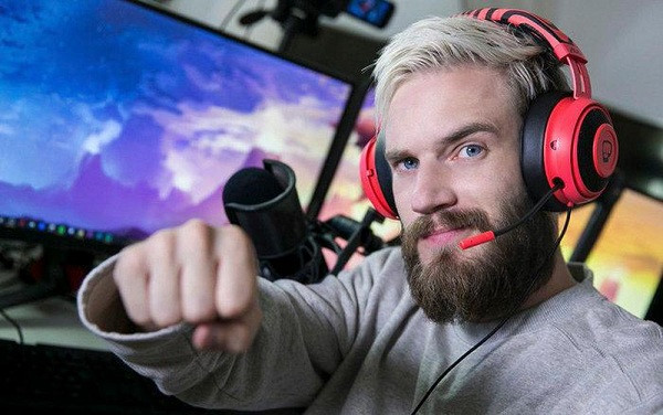 PewDiePie, tên thật là Felix Kjellberg, sinh năm 1989 tại Gothenburg, Thụy Điển. Anh từng theo học ngôi trường danh tiếng Chalmers University of Technology nhưng sau đó bỏ dở để theo đuổi sự nghiệp Youtube.