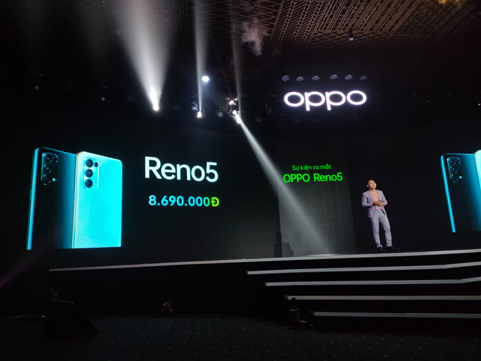OPPO Reno5 có giá bán chính thức 8.69 triệu đồng tại thị trường Việt Nam. Hiện trên hệ thống bán lẻ Thế Giới Di Động, bạn có thể đặt trước smartphone này với quà tặng hấp dẫn, đó là bộ Loa Bluetooth Tekin L7, trị giá 1.29 triệu đồng, hỗ trợ trả góp 0% và bảo hiểm rơi vỡ màn hình 6 tháng.