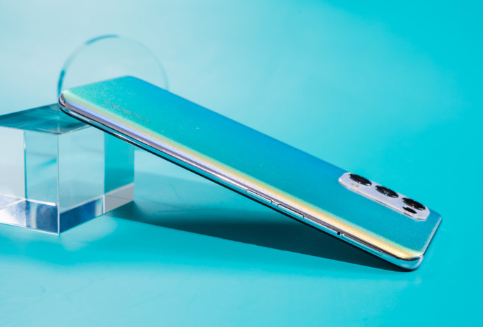 Mặt sau của OPPO Reno5 có thiết kế bo cong mềm mại ở viền cạnh để dễ dàng cầm nắm. Ngoài thiết kế đa sắc màu, thì điểm nhấn mặt sau còn là cụm camera hình chữ nhật bo cong các góc, trong đó chứa 4 cảm biến camera và đèn flash LED.