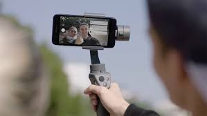 Quanh những khu vui chơi và du lịch, ắt hẳn bạn gặp không ít những nam thanh nữ tú đang sử dụng những phụ kiện công nghệ khá là hay này.