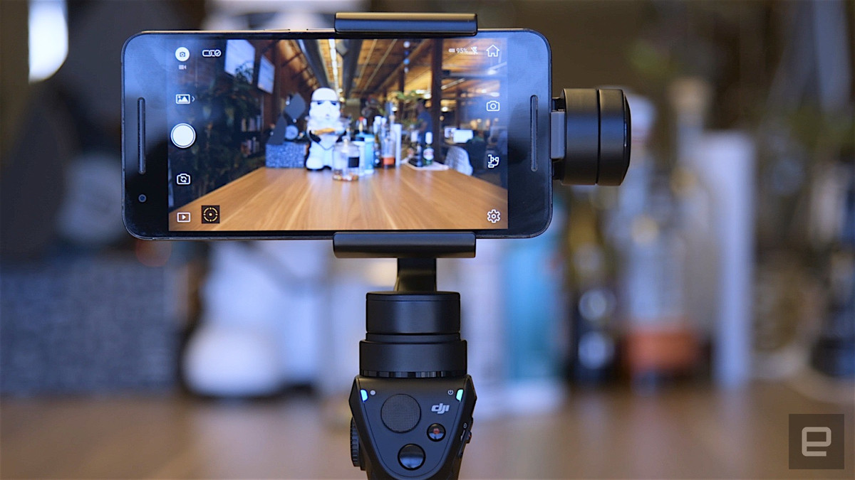 Có một điều đặc biệt là bạn trông có vẻ như "có một ai đó chụp ảnh cho" dù bạn đi một mình.