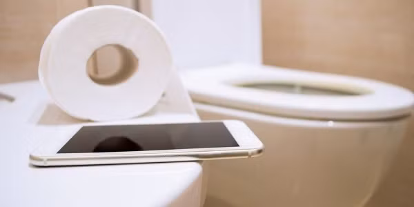  Tuyệt đối không đặt điện thoại trong nhà vệ sinh hay mang theo vào nơi này. Sau khi chúng ta đi toilet, hành động xả nước có thể khiến vi khuẩn và vi rút gây bệnh từ bồn toilet bay vào không khí và bám trên smartphone.