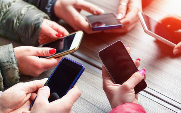 Nhiều người có thói quen kẹp điện thoại vào trong đồ lót khi ra ngoài với bộ quần áo không có túi. Điện thoại áp sát vào da, sẽ tạo điều kiện cho các loại vi khuẩn trên điện thoại dễ dàng lây lan trên da của bạn.