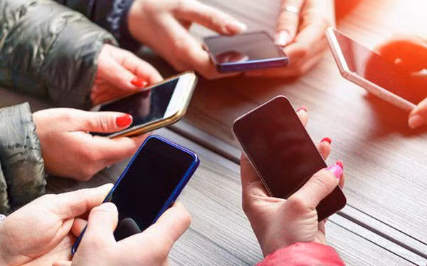 Nhiều người có thói quen kẹp điện thoại vào trong đồ lót khi ra ngoài với bộ quần áo không có túi. Điện thoại áp sát vào da, sẽ tạo điều kiện cho các loại vi khuẩn trên điện thoại dễ dàng lây lan trên da của bạn.