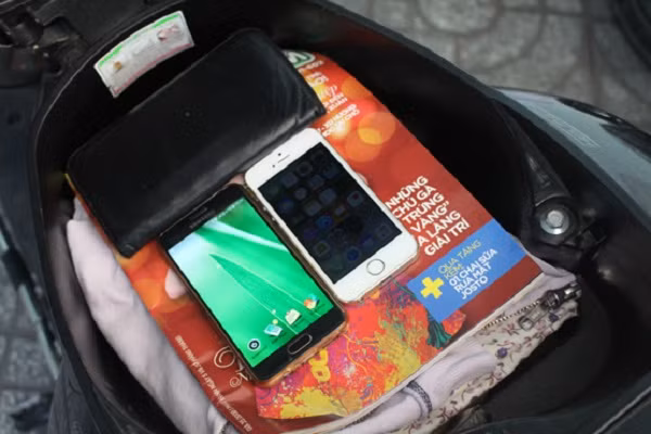 Đặt điện thoại trong cốp xe gây nguy cơ cháy nổ rất cao do pin điện thoại rất nhạy với nhiệt độ và hơi xăng.