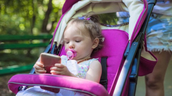 Xe đẩy hay nôi em bé là vị trí tối kỵ bạn không nên đặt điện thoại. Smartphone và các thiết bị di động có thể gây ra các rắc rối về hành vi có thể kể đến như tăng động hoặc rối loạn giảm chú ý.