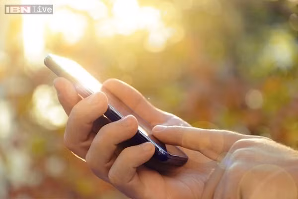 Các nhà sản xuất cũng đều khuyên bạn không sử dụng thiết bị trong điều kiện thời tiết quá nóng hoặc quá lạnh. Điều này gây ảnh hưởng đến linh kiện bên trong, tình trạng chai pin, thậm chí gây cháy nổ.