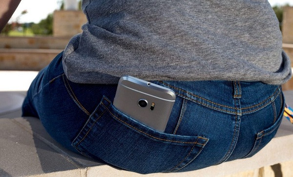 Để điện thoại ở túi sau của quần khiến màn hình điện thoại có thể bị vỡ khi vô tình ngồi xuống. Việc ngồi với điện thoại sau túi quần sẽ gây tình trạng không tốt cho cột sống hoặc dễ bị trộm cướp "nhòm ngó''.