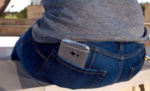 Để điện thoại ở túi sau của quần khiến màn hình điện thoại có thể bị vỡ khi vô tình ngồi xuống. Việc ngồi với điện thoại sau túi quần sẽ gây tình trạng không tốt cho cột sống hoặc dễ bị trộm cướp "nhòm ngó''.