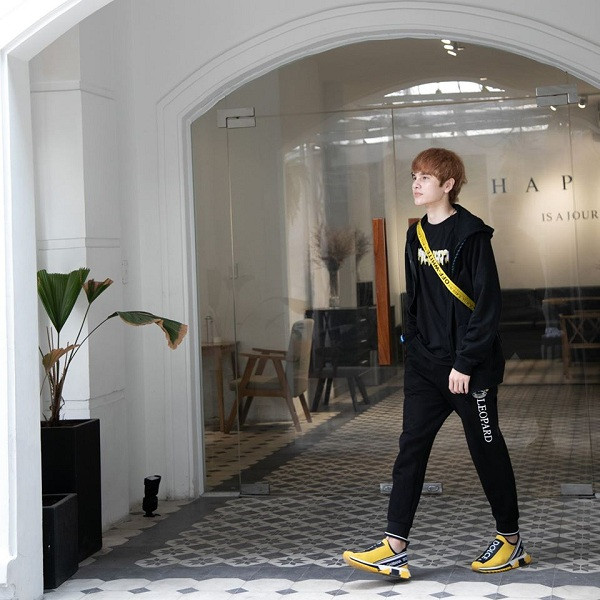 Một nam streamer khác của cộng đồng LMHT sở hữu tủ đồ hiệu đắt đỏ và sành điệu không kém đó là Gầy Best Leesin. Không chỉ được đánh giá là một trong những mỹ nam của làng game thủ - streamer, trang phục của anh chàng mỗi lần lên sóng hay đăng tải lên mạng xã hội đều khiến dân tình nhốn nháo truy tìm thông tin.