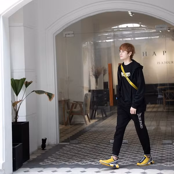 Một nam streamer khác của cộng đồng LMHT sở hữu tủ đồ hiệu đắt đỏ và sành điệu không kém đó là Gầy Best Leesin. Không chỉ được đánh giá là một trong những mỹ nam của làng game thủ - streamer, trang phục của anh chàng mỗi lần lên sóng hay đăng tải lên mạng xã hội đều khiến dân tình nhốn nháo truy tìm thông tin.