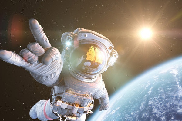 Các phi hành gia khi thực hiện nhiệm vụ ngoài Trái Đất thường đem theo đồ vật cá nhân đặc biệt. Đó có thể là món đồ để cầu may mắn, vật dụng kỷ niệm của người thân hoặc muốn lập kỷ lục nào đó ngoài không gian.