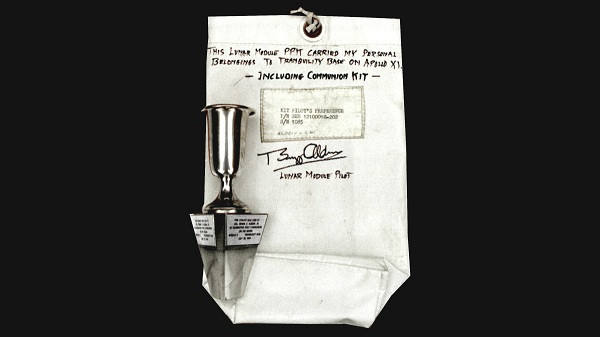 Trong nhiệm vụ Apollo 11, hạ cánh trên Mặt Trăng vào ngày 20/7/1969, phi hành gia Buzz Aldrin đã mang theo một cái chén nhỏ, rượu và bánh mì.