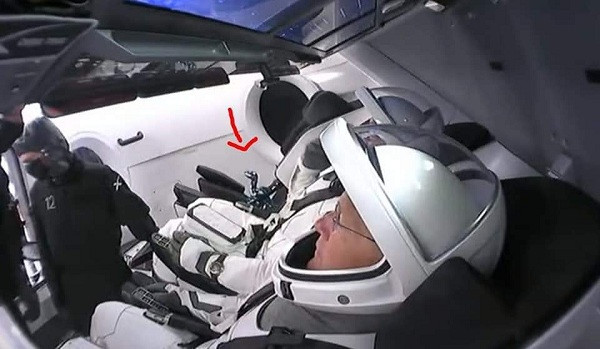 Hai thành viên phi hành đoàn của tàu Falcon 9 đã mang theo chủ khủng long đầy màu sắc lên vũ trụ - món đồ chơi yêu thích của con trai dành tặng cho những người bố khi làm nhiệm vụ.