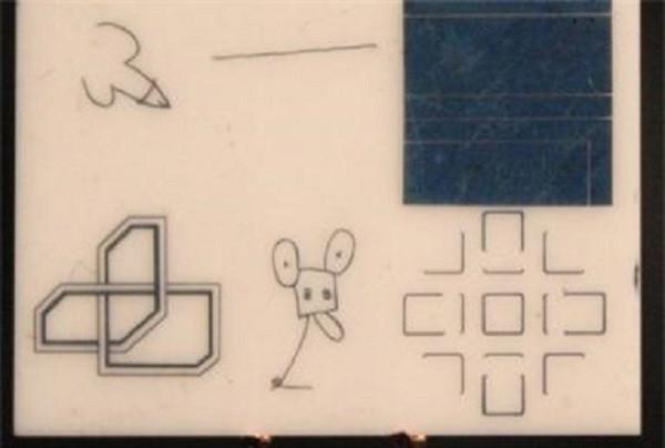 Đáng ngạc nhiên nhất có lẽ là một miếng gốm hình chữ nhật có kích thước 19 x 13 mm chứa các tác phẩm nghệ thuật của 6 nghệ sĩ nổi tiếng cuối những năm 1960 có tên ''bảo tàng Mặt Trăng''. Nó được gắn bên dưới chân con tàu và sau đó được để lại trên Mặt Trăng trong sứ mệnh Apollo 12.