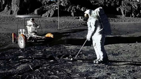 "Chơi lớn'' hơn cả là Alan Shepard trong nhiệm vụ Apollo 14 năm 1971. Phi hành gia này đã mang theo thứ kỳ lạ là golf và bóng lên vũ trụ, thực hiện cũ đánh golf đầu tiên trong môi trường không trọng lực.