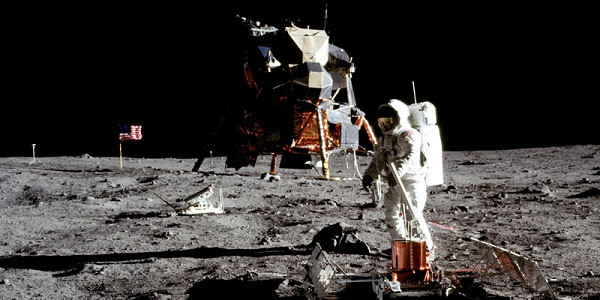 Trước khi Neil Armstrong đặt bước chân đầu tiên lên Mặt Trăng, Buzz Aldrin đã cầu nguyện sau đó đổ rượu xuống - đó cũng là thứ chất lỏng đầu tiên ''uống được'' có trên Mặt Trăng.