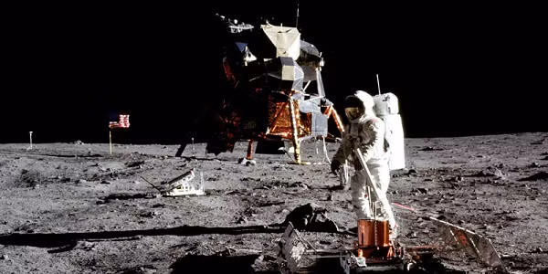 Trước khi Neil Armstrong đặt bước chân đầu tiên lên Mặt Trăng, Buzz Aldrin đã cầu nguyện sau đó đổ rượu xuống - đó cũng là thứ chất lỏng đầu tiên ''uống được'' có trên Mặt Trăng.