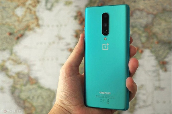  3. OnePlus 8: Chiếc điện thoại này xứng đáng lọt top 5 smartphone sở hữu pin ''trâu'' nhất, có thể sử dụng liên tục hơn 12 tiếng đồng hồ. OnePlus 8 có hoạt động pin kéo dài, cân bằng bất kể là người dùng dùng cho các hoạt động nhẹ nhàng như lướt web hay xem video hoặc chơi game.