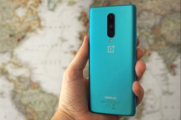  3. OnePlus 8: Chiếc điện thoại này xứng đáng lọt top 5 smartphone sở hữu pin ''trâu'' nhất, có thể sử dụng liên tục hơn 12 tiếng đồng hồ. OnePlus 8 có hoạt động pin kéo dài, cân bằng bất kể là người dùng dùng cho các hoạt động nhẹ nhàng như lướt web hay xem video hoặc chơi game.