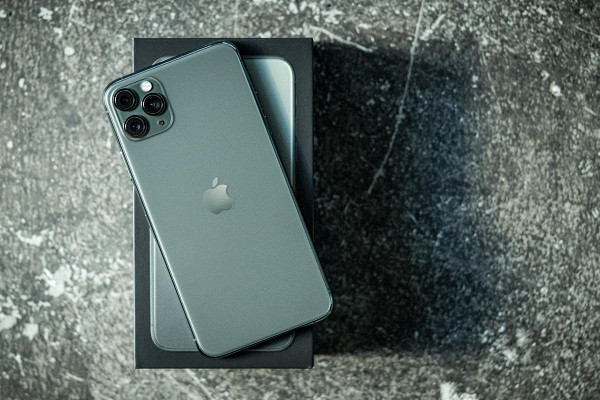  5. iPhone 11 Pro Max: Cuối cùng Apple cũng cho ra mắt một chiếc điện thoại có viên pin lớn nhất từ trước đến nay kết hợp với hệ điều hành iOS vốn được biết đến là hệ thống quản lý pin hiệu quả. iPhone 11 Pro Max được đánh giá làmột trong những chiếc flagship hàng đầu có tuổi thọ pin tốt nhất.
