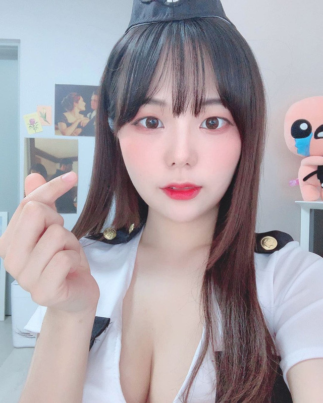 Nhưng nữ streamer có biệt danh Ddobomi này thì lại lựa chọn hình thức khoe cơ thể để tăng tương tác cho kênh của mình.