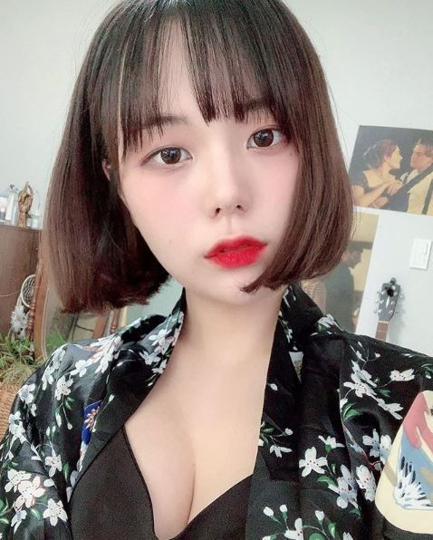 Hiện tại, vẫn chưa biết nữ streamer có phải đối mặt với án phạt nào hay không, nhưng chắc chắn rằng BQT kênh sẽ sớm đưa ra hình thức cảnh cáo cho sự hớ hênh này.